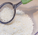 Творог пропустите через сито.