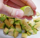 Авокадо очистите от кожуры и косточки и нарежьте на небольшие кубики.