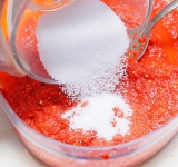 Добавьте соль, перемешайте и оставьте на сутки в холодильнике. После еще раз перемешать и можно кушать.
Приятного аппетита!