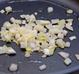 Лук очистите, мелко порежьте и обжарьте на сковороде на растительном масле на умеренно среднем огне в течении 3 минут.	