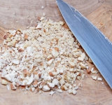 Орехи, цукаты и абрикосы крупно порежьте.	