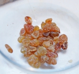 Изюм залейте горячей водой на 15 минут, слейте воду, изюм высушите.	