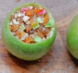 Полученную смесь выложите в ямки в яблоках и плотно утрамбуйте.	