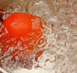 Помидор закиньте на минуту в кипящую воду, затем поместите под струю холодной воды и снимите кожуру. Порежьте тоже на кубики.