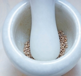 Очистите чеснок. Кориандр измельчите в ступке или в кофемолке.