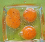 В отдельную миску разбейте яйца, посолите, поперчите и перемешайте. Залейте в сковороду к перцу и луку и жарьте до готовности.  
Выложите на тарелки и посыпьте сверху тертым сыром.  
Приятного аппетита!	