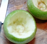 У яблок аккуратно вырежьте середину (не прорезайте яблоко до конца, дно должно остаться). Острым ножом или ложкой вырежьте мякоть из яблока (не всю, должна получиться ямка в яблоке). Со всех сторон яблока сделайте проколы зубочисткой (чтоб яблоко в духовке не лопнуло).	