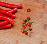 Перцы тщательно вымойте, обсушите и отрежьте плодоножки.