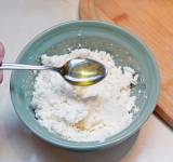 Творог смешайте с ряженкой или кефиром, хорошо перемешайте вилкой, слегка взбивая. Добавьте порубленные орехи, мед и перемешайте.  
Подавайте к столу с орехами в карамели. Приятного аппетита!	