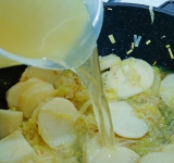 Добавьте в сотейник бульон и готовьте около 20 минут (до готовности картофеля).