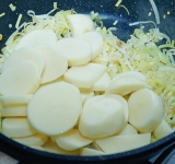 Картофель очистите и порежьте на кусочки (среднего размера), добавьте их в сотейник и готовьте около 3-4 минут (при необходимости можно добавить еще масла).