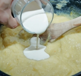 Добавьте сливки, посолите, поперчите, доведите до кипения и готовьте на слабом огне около 1-2 минут.
Приятного аппетита!