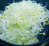 Обжарьте лук в сотейнике на сливочном масле на среднем огне в течении 4 минут. Перемешивайте, не дайте подгореть.