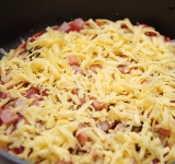 Сверху посыпьте натертый сыр, закройте крышкой и готовьте на слабом огне, пока сыр не расплавится.
Приятного аппетита!