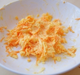 Желток разомните, сыр натрите, морковь очистите и натрите на терке, растопите масло и соедините все. Посолите, поперчите, перемешайте.
Выложите полученную смесь внутрь белков.
Приятного аппетита!