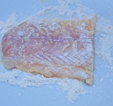 Рыбу обмойте, обсушите полотенцами и нарежьте на порционные кусочки.  
Слегка взбейте яйцо. Рыбу обмакните во взбитое яйцо, а затем обваляйте в муке. Посолите, поперчите.	