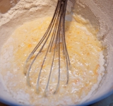 Смешайте все ингредиенты для теста и хорошо перемешайте.