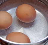 Отварите яйца вкрутую. Затем обдайте холодной водой, очистите. Разрежьте пополам и аккуратно вытащите желток, не повреждая белок.