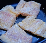 Обжарьте рыбу с двух сторон на сковороде с маслом до готовности.	