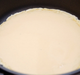 Тесто вылейте на разогретую с маслом сковороду (чтобы получился не толстый блин), готовьте на слабом огне в течении примерно 3-4 минут.