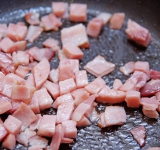 Ветчину или колбасу порежьте и обжарьте на сковороде.