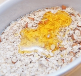 Смешайте его с кокосом измельченным, семечками, медом и положите в жаропрочную емкость. Поставьте в духовку на 20 минут, периодически перемешивая.