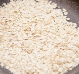 Поджарьте слегка овсяные хлопья на сухой сковороде. Можно это не делать, но, если поджарить, то вкус будет лучше.