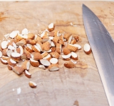 Порубите крупно миндаль.