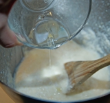 Затем добавьте желатин и снова перемешайте.