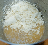 Добавьте в полученную массу рикотту и перемешайте.