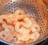 Креветки очистите и отварите 2 минуты в кипящей подсоленной воде. Охладите.