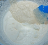 Сливки аккуратно перемешайте с грушевой массой. Выложите массу в форму для мороженого и поставьте в морозилку.