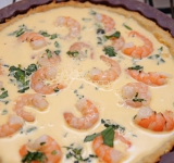 На тесто выложите креветки, порубленную зелень.
Сверху налейте смесь сливок с яйцами. Поставьте в духовку (убавьте температуру до 180 градусов) до готовности (примерно 20 минут)
Приятного аппетита!