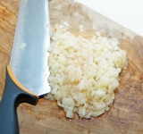 Груши очистите от кожуры и сердцевины, мелко порежьте. Добавьте лимонный сок и перемешайте.