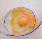 Взбейте яйцо.