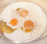 Во взбитые яйца добавьте сливки и взбейте, посолите и поперчите.