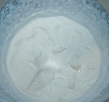 Отдельно взбейте сливки до состояния взбитых сливок.