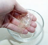 Отожмите желатин и вместе с 50 мл воды поместите в кастрюльку и поставьте на паровую баню, до растворения желатина.