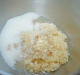 К грушам добавьте сахар и тщательно перемешайте.