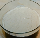 Достаньте через час и перемешайте, ломая льдинки. Повторите тоже самое через час.
Приятного аппетита!