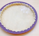 Раскатайте тесто в пласт толщиной около 1-2 мм.
Из теста вырежьте круг (на 6-7 см больше, чем диаметр формы для пирога). Тесто положите на скалку и аккуратно поместите в форму для пирога. Тесто прижмите ко дну и бокам. Всю поверхность дна наколите вилкой.