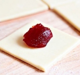 В середину квадратов выложите 1 ч.л. густого варенья или джема.	