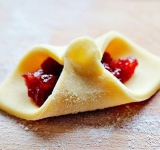 Два края тесто соедините в центре и хорошо защепите. Проделайте тоже самое с остальным тестом.	