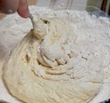 Взбейте яйца с сахаром и ванильным сахаром.  
Затем добавьте сметану, молоко и водку (если используете) и хорошо перемешайте.  
В получившуюся массу просейте муку с разрыхлителем и щепоткой соли. Добавлять надо постепенно, перемешивая массу. 
Замесите тесто, оно не должно прилипать к рукам.	