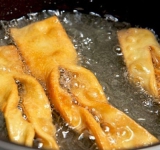 Полоски обжарьте в сковороде в большом количестве растительного масло до золотистого цвета. Затем обсушите от лишнего жира на бумажном полотенце.	