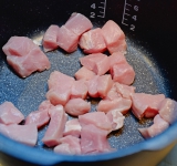 Мясо помойте, порежьте на небольшие кусочки и выложите в чашу мультиварки.