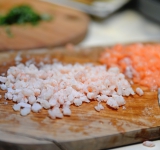 Очищенные креветки забросьте в кипящую подсоленную воду и варите около 1-2 минут. Креветки, рыбу и зелень порежьте на небольшие кусочки.	