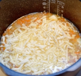 Затем добавьте натертые на крупной терке сырки, специи и поставьте еще на 10 минут в режим «Мультиповар».  
Приятного аппетита!	