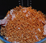 Гречку промойте и выложите на мясо. Залейте сверху воду и включите мультиварку в режим «Готовка на низком давлении/Томление».
Перемешайте, посолите, поперчите, добавьте растопленное сливочное масло и перемешайте.
Приятного аппетита!