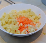 В это время порежьте на кусочки картофель, натрите морковь на крупной терке и измельчите лук. К курице добавьте овощи и специи. Поставьте режим «Мультиповар/мультирежим/суп» на 10 минут.	